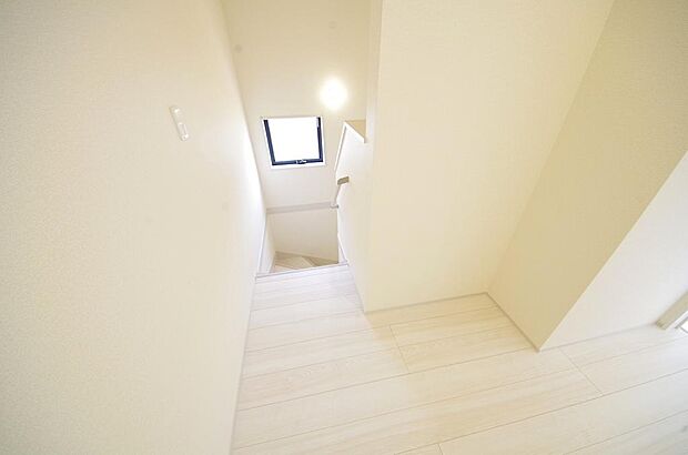 階段には手すりを標準装備することで、お子様やご高齢者の安全性にも配慮しております。