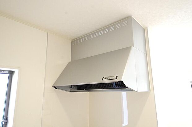 キッチン上部には、ブーツ型の照明付きのレンジフードが標準装備されております。