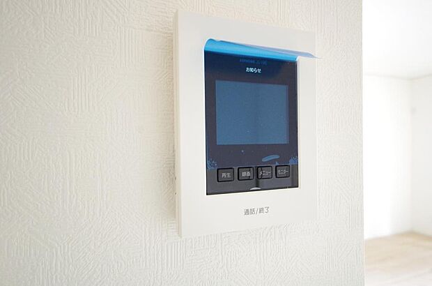 来訪者を映像と音声で確認可能なので、煩わしいセールスにも住戸内で対話可能です。