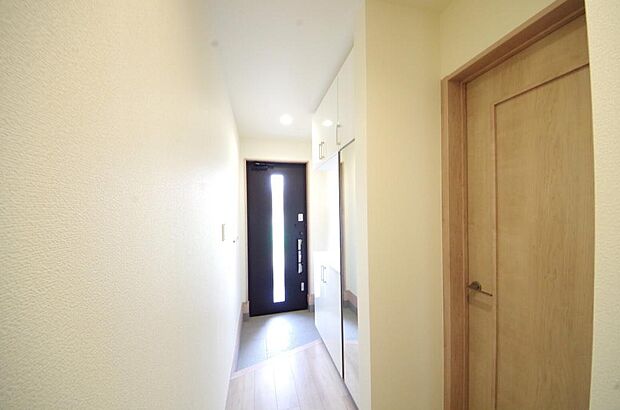 棚板が多く、沢山のの靴が収納可能。棚板は稼働可能ですのでブーツやヒールの高い靴も収納でき便利です。