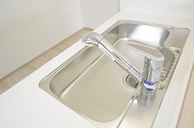 レバー操作一つで水量、温度も調節可能です。また、蛇口には浄水カートリッジも内蔵可能です。