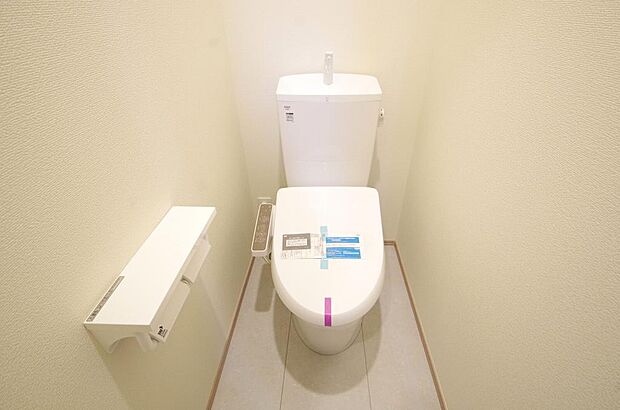 少ない水を有効に使って、汚れも効率よく洗浄します。便器は奥までふちのない掃除がしやすい形状です。