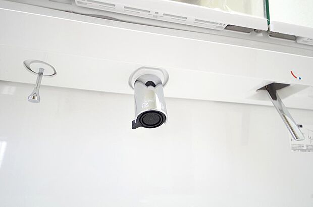 洗面台の給水口はホースが伸びるので朝シャン出来ます。シングルレバーでお湯の温度も楽々調整出来ます。