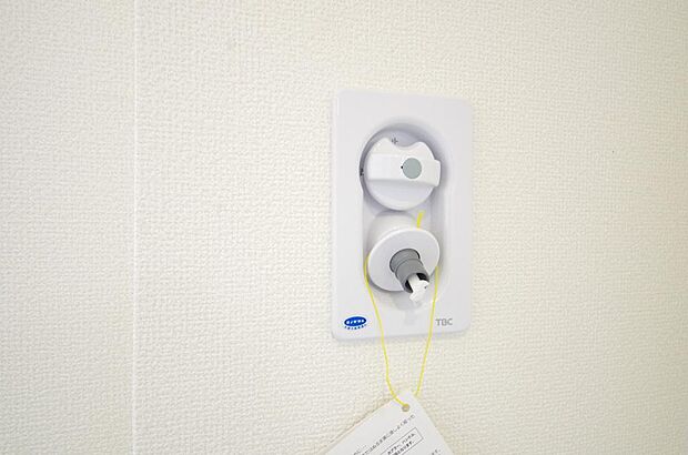 洗濯機用の給水口には蛇口ではなく、全自動洗濯機が設置できる専用の給水口が設置されております。