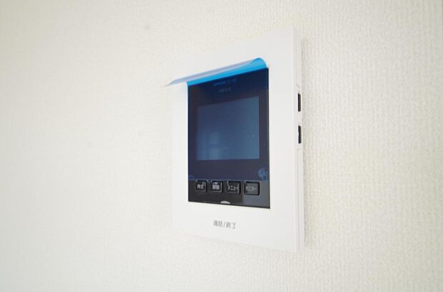 来訪者を映像と音声で確認可能なので、煩わしいセールスにも住戸内で対話可能です。