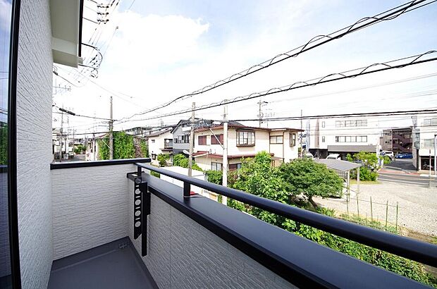 陽光あふれるバルコニーは、たくさんの光を浴びることができるのでお洗濯物やお布団もしっかり干せます。