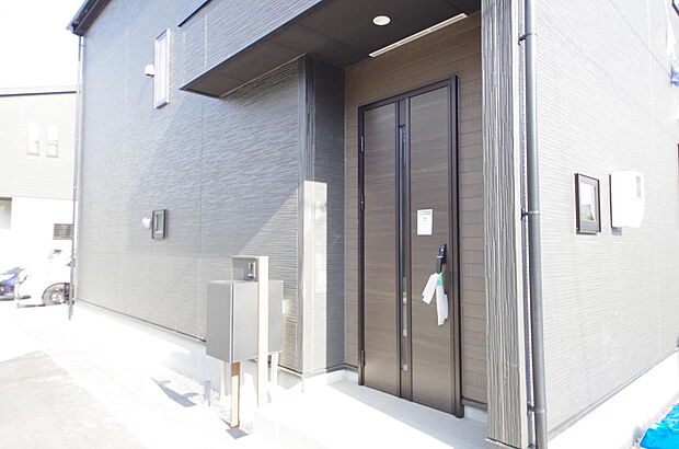 玄関はいわばその邸宅の顔です。だからこそ、迎賓のためにしつらえを細部まで施しました。