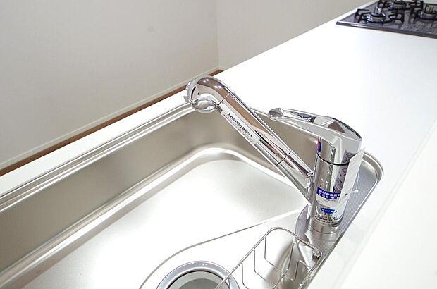 レバー操作一つで水量、温度も調節可能です。また、蛇口には浄水カートリッジも内蔵可能です。