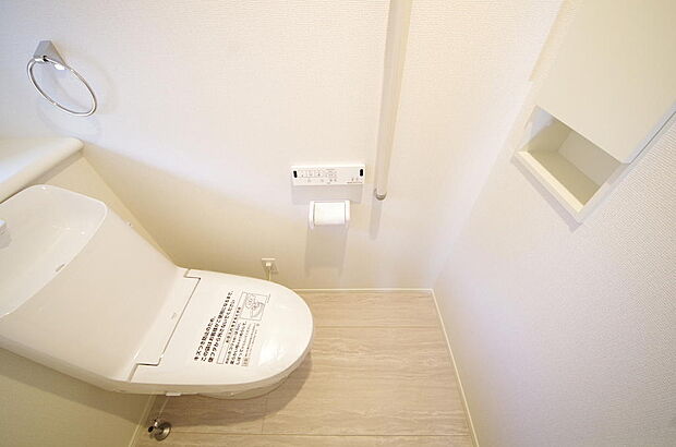 少ない水を有効に使って、汚れも効率よく洗浄します。便器は奥までふちのない掃除がしやすい形状です。