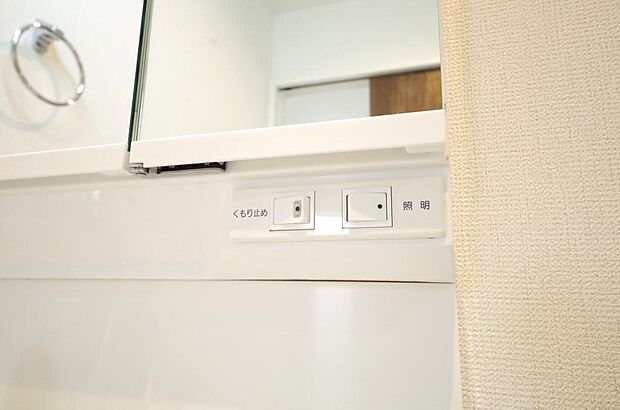 洗面台には、照明とコンセントが標準装備されております。コンセントの容量は1200Wまで大丈夫です。