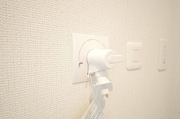 洗濯機用の給水口には蛇口ではなく、全自動洗濯機が設置できる専用の給水口が設置されております。