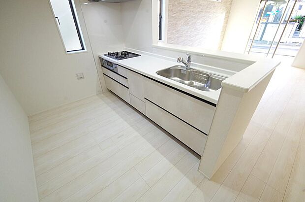 キッチンには耐久性が高く、お手入れも簡単で人工大理石トップを採用して、キッチンを優雅に演出しました。