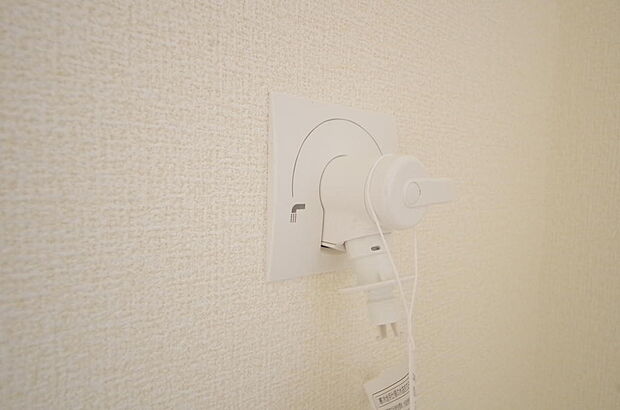 洗濯機用の給水口には蛇口ではなく、全自動洗濯機が設置できる専用の給水口が設置されております。