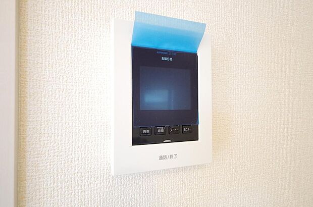 来訪者を映像と音声で確認可能なので、煩わしいセールスにも住戸内で対話可能です。