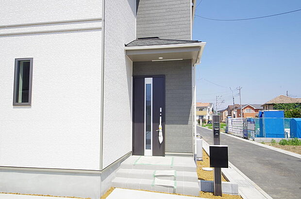 玄関はいわばその邸宅の顔です。だからこそ、迎賓のためにしつらえを細部まで施しました。