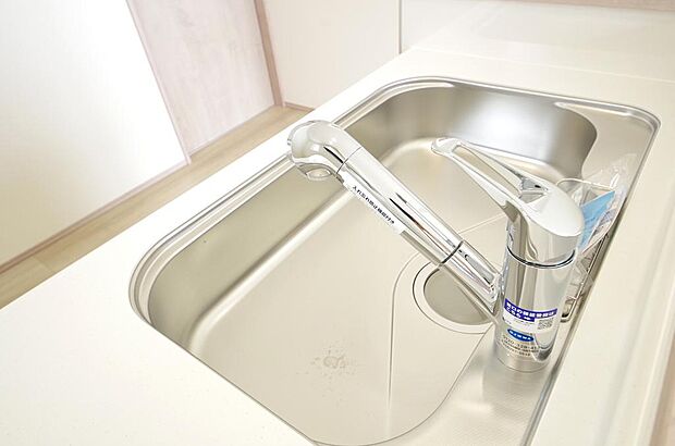 レバー操作一つで水量、温度も調節可能です。また、蛇口には浄水カートリッジも内蔵可能です。