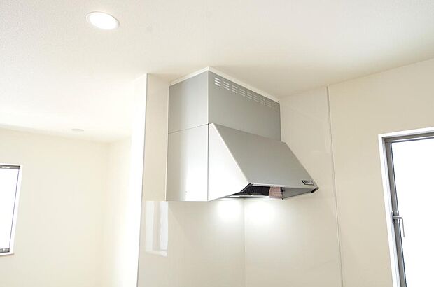 キッチン上部には、ブーツ型の照明付きのレンジフードが標準装備されております。