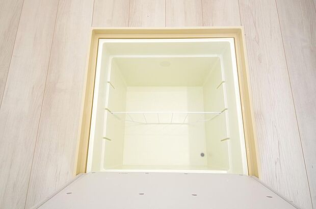 ミネラルウォーター、缶詰、非常食のストックに便利です。空間を有効に利用した収納です。
