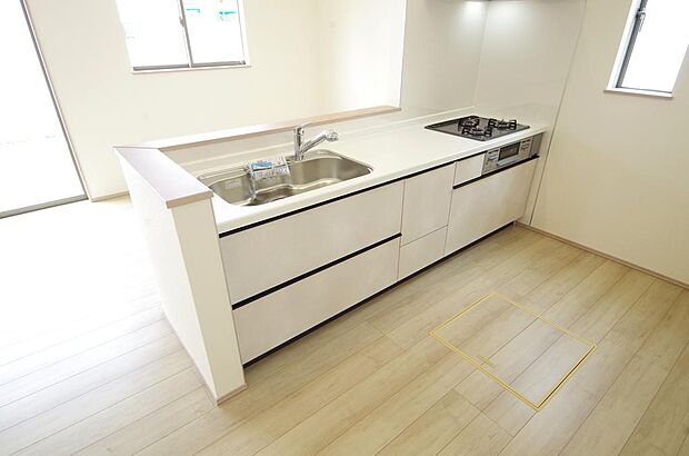 キッチンには耐久性が高く、お手入れも簡単で人工大理石トップを採用して、キッチンを優雅に演出しました。