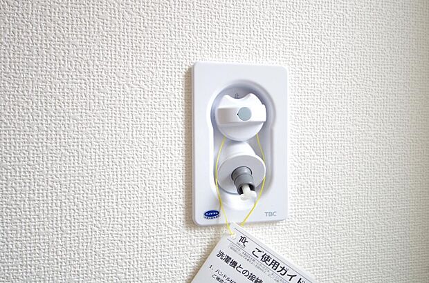 洗濯機用の給水口には蛇口ではなく、全自動洗濯機が設置できる専用の給水口が設置されております。