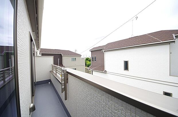 陽光あふれるバルコニーは、たくさんの光を浴びることができるのでお洗濯物やお布団もしっかり干せます。