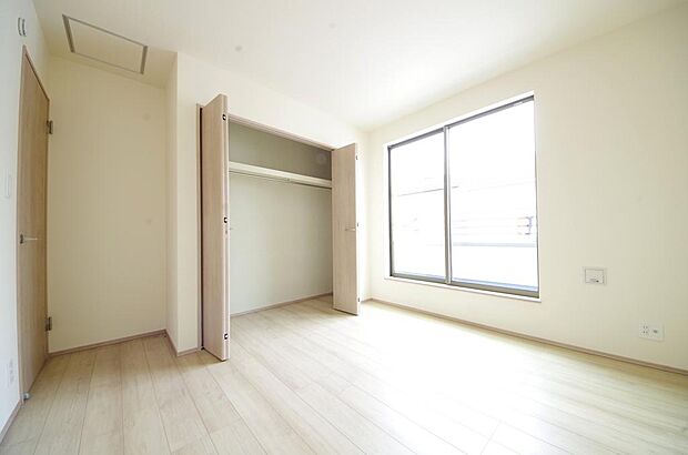 木の質感が優しい床材と豊富な収納が特徴的な、心に温かさを感じる内装です。