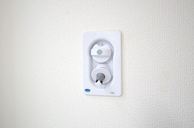 洗濯機用の給水口には蛇口ではなく、全自動洗濯機が設置できる専用の給水口が設置されております。