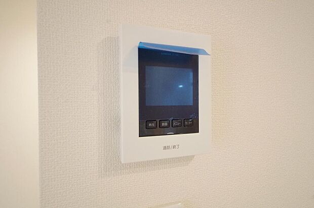 来訪者を映像と音声で確認可能なので、煩わしいセールスにも住戸内で対話可能です。