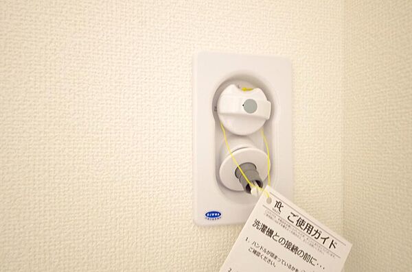洗濯機用の給水口には蛇口ではなく、全自動洗濯機が設置できる専用の給水口が設置されております。