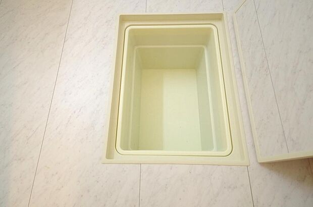 シャンプー　リンス　洗剤　柔軟剤等のストックに便利です。空間を有効に利用した収納です。