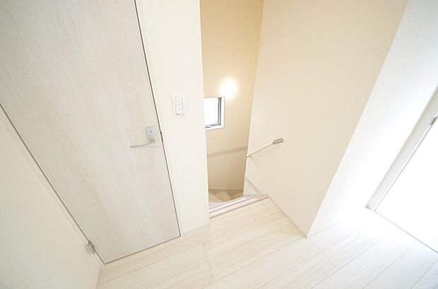 階段には手すりを標準装備することで、お子様やご高齢者の安全性にも配慮しております。