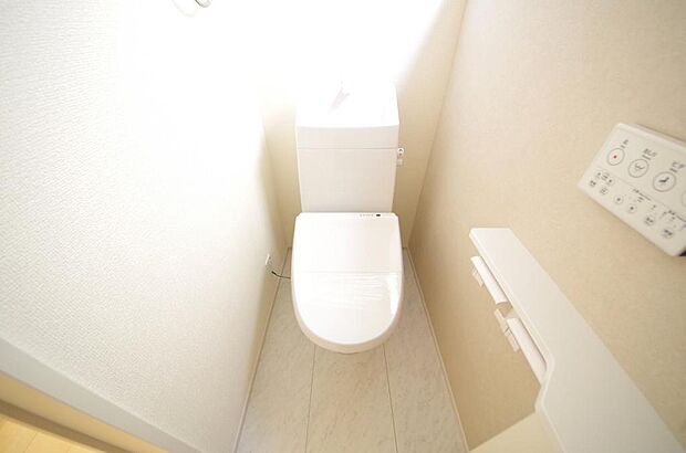 少ない水を有効に使って、汚れも効率よく洗浄します。便器は奥までふちのない掃除がしやすい形状です。