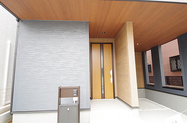家族を心地よく迎えたり、お客様を心からお迎えしたり、おもてなしの心をもって迎え入れます。