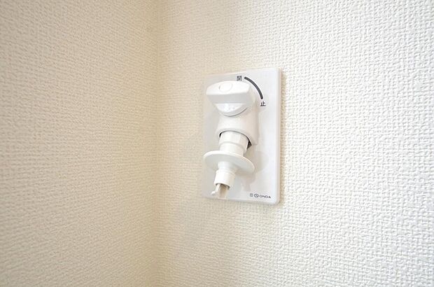 洗濯機用の給水口には蛇口ではなく、全自動洗濯機が設置できる専用の給水口が設置されております。