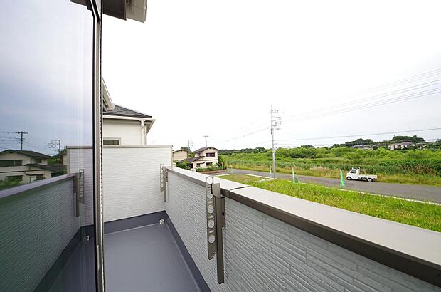 陽光あふれるバルコニーは、たくさんの光を浴びることができるのでお洗濯物やお布団もしっかり干せます。