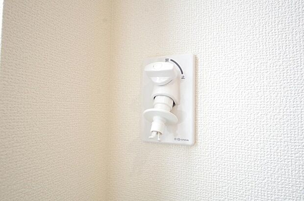 洗濯機用の給水口には蛇口ではなく、全自動洗濯機が設置できる専用の給水口が設置されております。