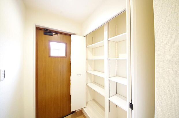 棚板が多く、沢山の靴が収納可能。棚板は稼働可能ですのでブーツやヒールの高い靴も収納でき便利です。