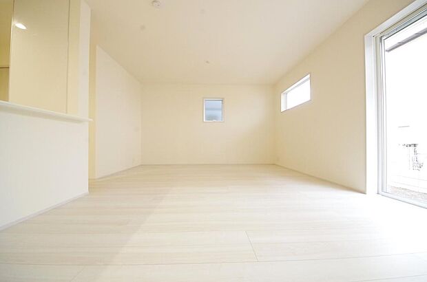 明るい陽光が差し込み開放的なリビング ダイニングを演出し、ゆとりある空間はご満足いただけます。