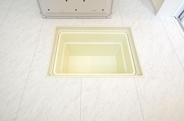 シャンプー リンス 洗剤 柔軟剤等のストックに便利です。空間を有効に利用した収納です。