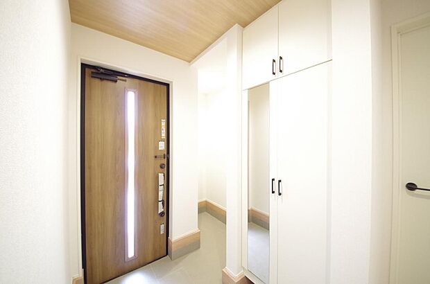 棚板が多く、沢山のの靴が収納可能。棚板は稼働可能ですのでブーツやヒールの高い靴も収納でき便利です。