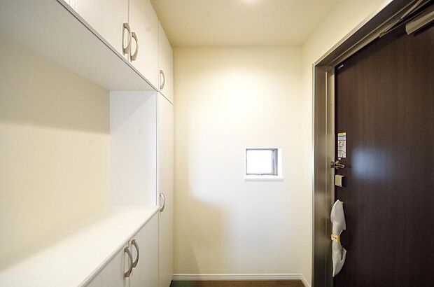 棚板が多く、沢山のの靴が収納可能。棚板は稼働可能ですのでブーツやヒールの高い靴も収納でき便利です。