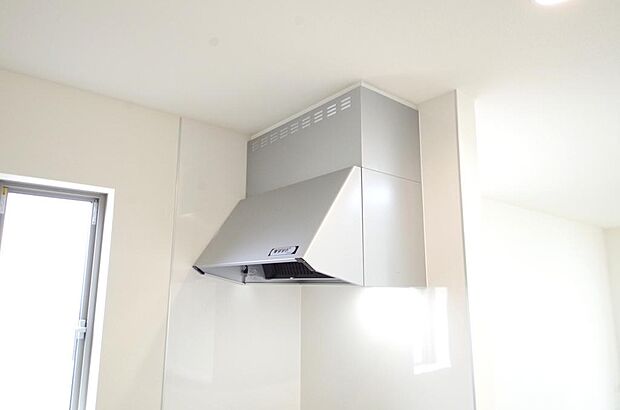 キッチン上部には、ブーツ型の照明付きのレンジフードが標準装備されております。