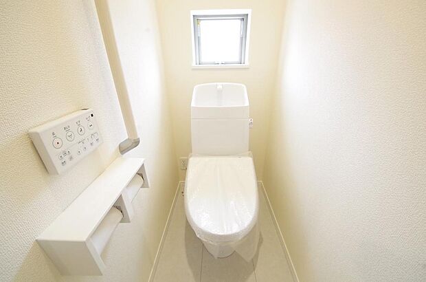 少ない水を有効に使って、汚れも効率よく洗浄します。便器は奥までふちのない掃除がしやすい形状です。