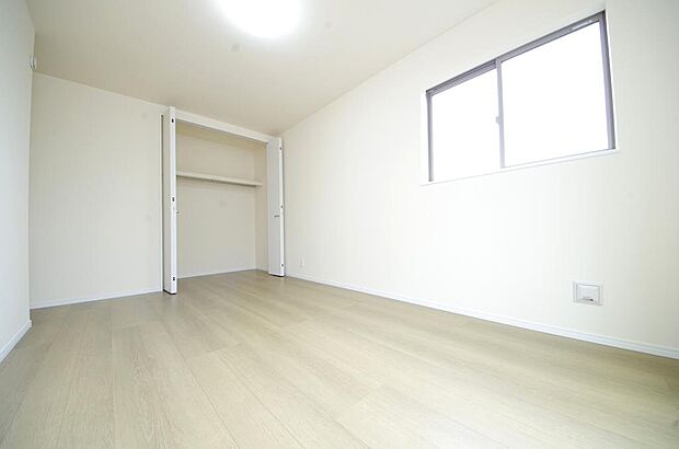 木の質感が優しい床材と豊富な収納が特徴的な、心に温かさを感じる内装です。