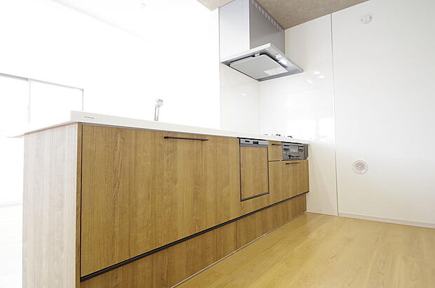 キッチンには耐久性が高く、お手入れも簡単で人工大理石トップを採用して、キッチンを優雅に演出しました。