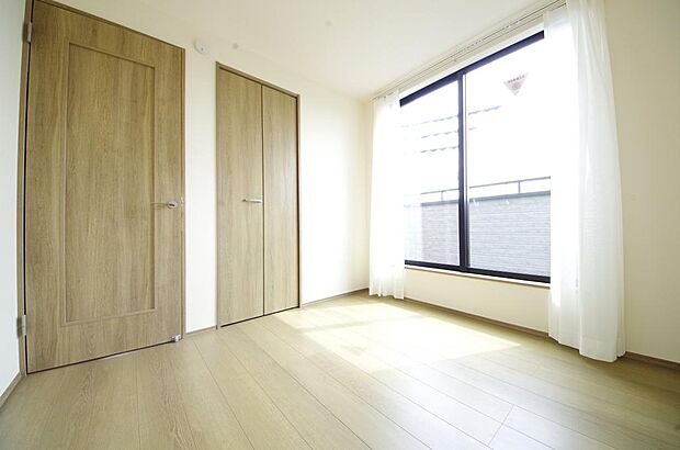 木の質感が優しい床材と豊富な収納が特徴的な、心に温かさを感じる内装です。