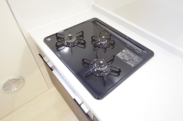 三ツ口コンロはＳｉセンサーが組み込まれています。長時間の使用の際にセンサーが自動でストップします。