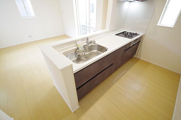 キッチンには耐久性が高く、お手入れも簡単で人工大理石トップを採用して、キッチンを優雅に演出しました。