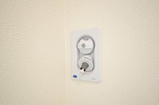洗濯機用の給水口には蛇口ではなく、全自動洗濯機が設置できる専用の給水口が設置されております。