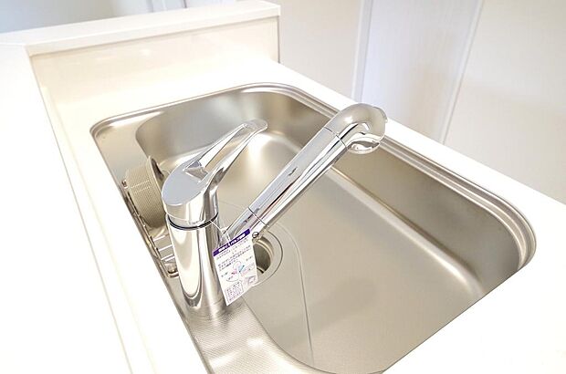レバー操作一つで水量、温度も調節可能です。また、蛇口には浄水カートリッジも内蔵可能です。